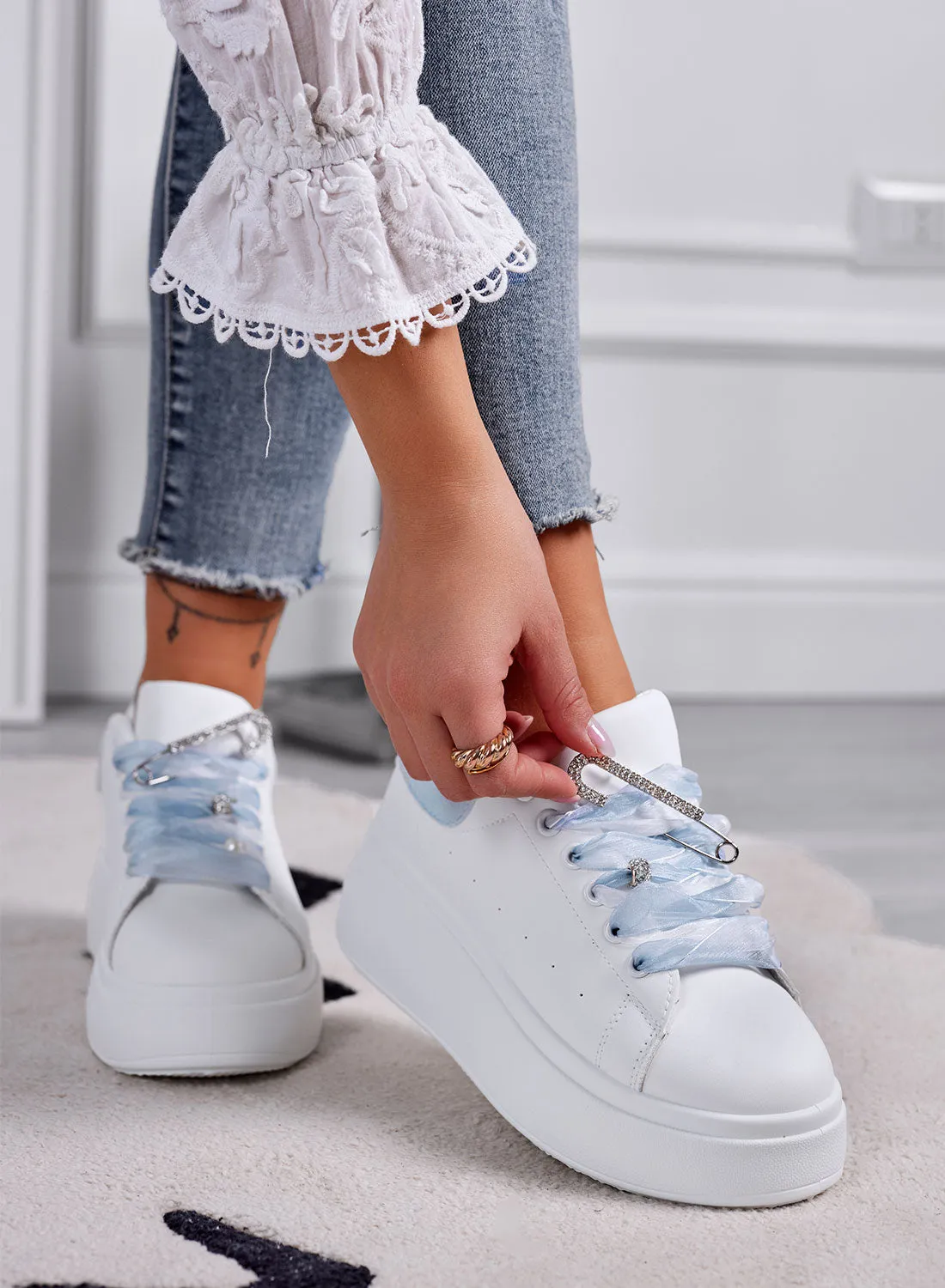 ANGY - Sneakers bianche platform con lacci in organza azzurri e spilla gioiello