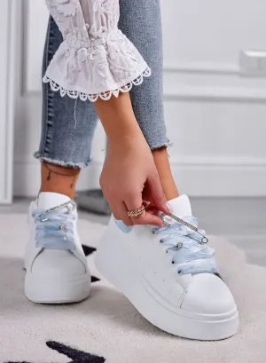 ANGY - Sneakers bianche platform con lacci in organza azzurri e spilla gioiello