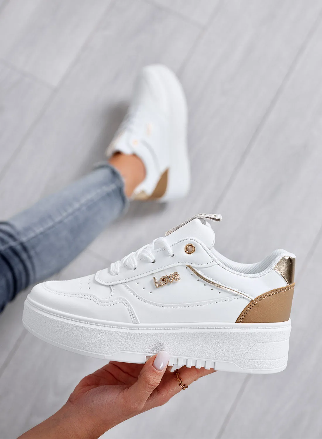 SHINE - Sneakers bianche con dettagli oro e scritta Love